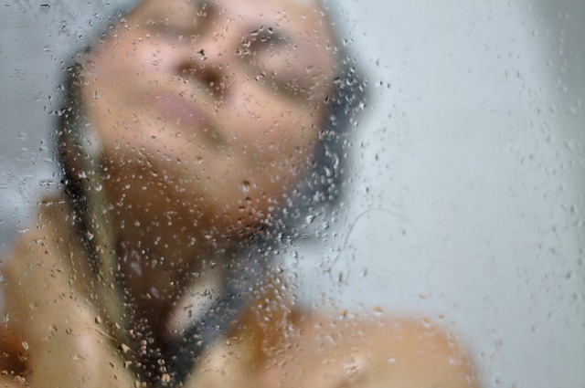 sprchující se žena