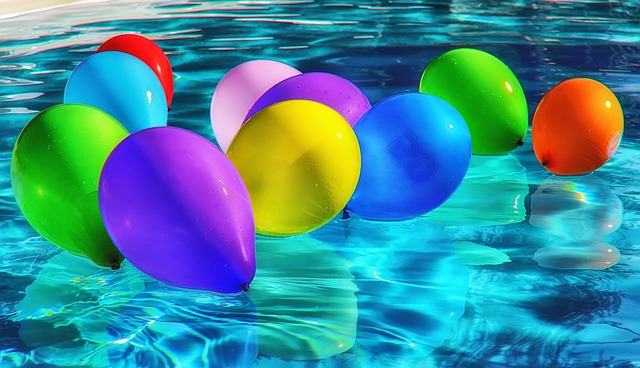 Balóny v bazéne.jpg